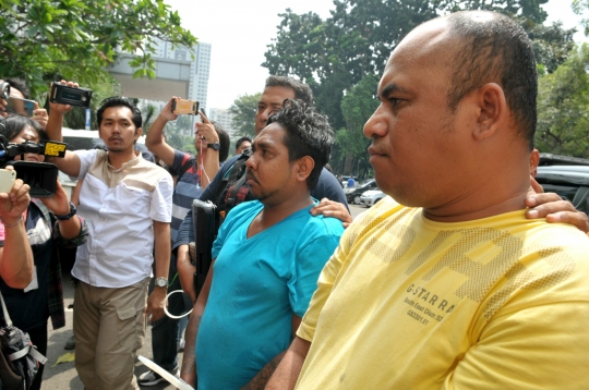 Ekspresi penganiaya pakar IT ITB saat digiring ke Polda Metro Jaya