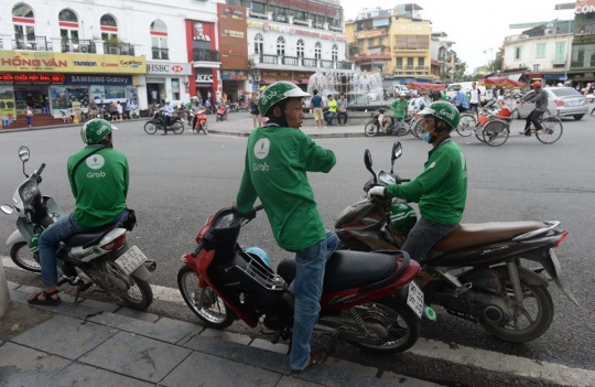 Santainya perlengkapan driver GrabBike di Vietnam