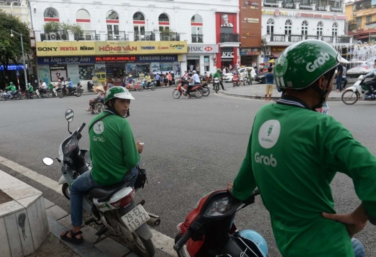 Santainya perlengkapan driver GrabBike di Vietnam