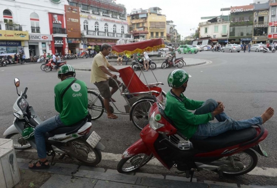 Santainya perlengkapan driver GrabBike di Vietnam