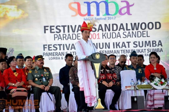 Gaya Jokowi dan Ibu Negara berkunjung ke Sumba