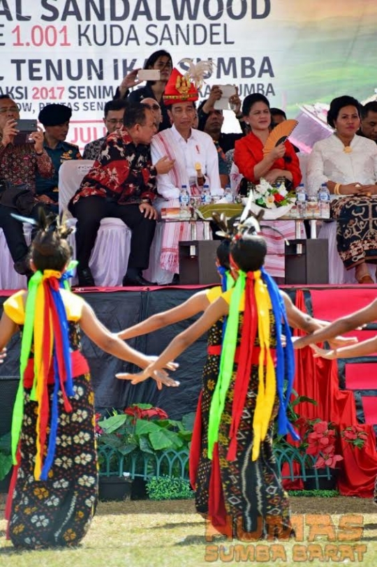 Gaya Jokowi dan Ibu Negara berkunjung ke Sumba
