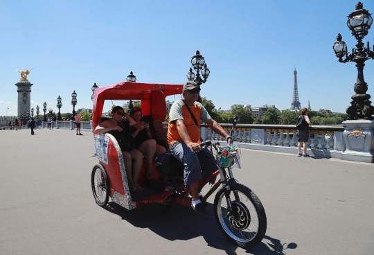 Serunya berkeliling Paris dengan becak