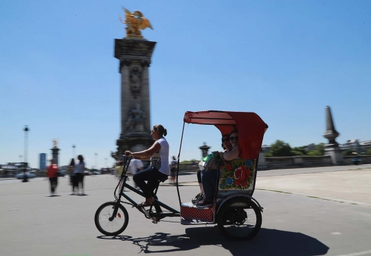 Serunya berkeliling Paris dengan becak