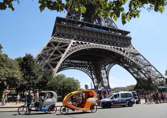 Serunya berkeliling Paris dengan becak