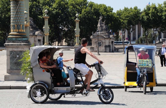 Serunya berkeliling Paris dengan becak