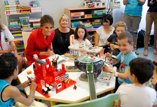 Gaya Melania Trump bermain dengan anak-anak di rumah sakit Paris