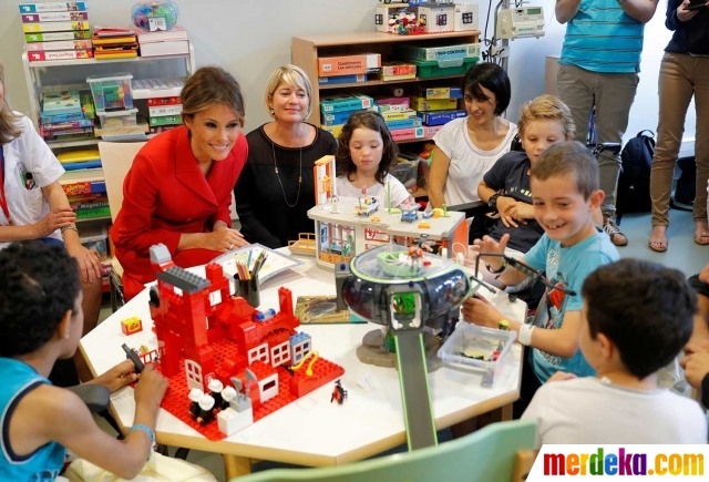 Foto Gaya Melania Trump bermain dengan anak anak di 