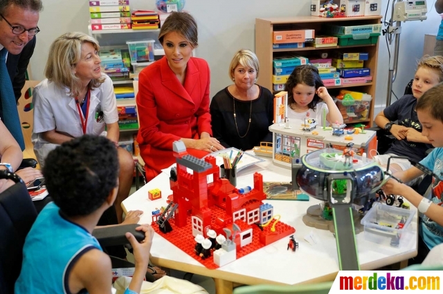 Foto Gaya Melania Trump bermain dengan anak anak di 