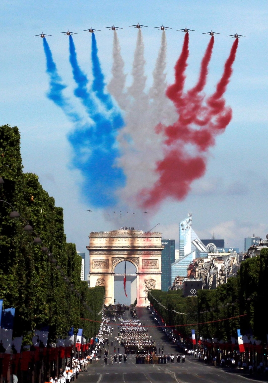 Warna-warni parade udara meriahkan Hari Bastille di Prancis