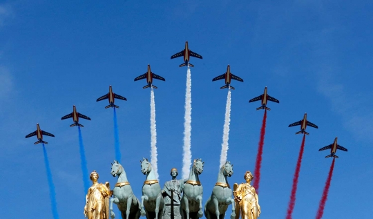 Warna-warni parade udara meriahkan Hari Bastille di Prancis