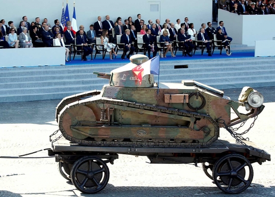 Warna-warni parade udara meriahkan Hari Bastille di Prancis