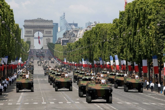 Warna-warni parade udara meriahkan Hari Bastille di Prancis