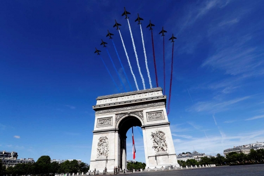 Warna-warni parade udara meriahkan Hari Bastille di Prancis