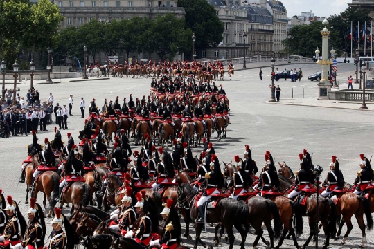 Warna-warni parade udara meriahkan Hari Bastille di Prancis