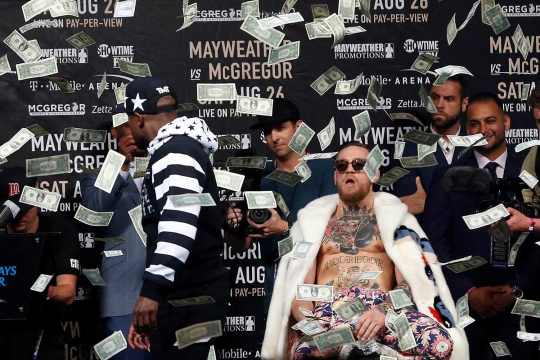 Jelang bertarung, Mayweather hamburkan uang di depan McGregor