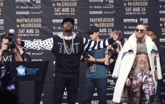 Jelang bertarung, Mayweather hamburkan uang di depan McGregor