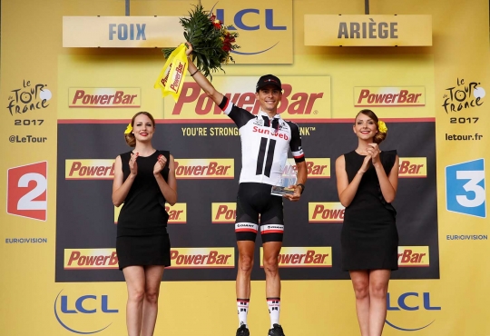 Gadis-gadis cantik segarkan pemandangan podium Tour de France