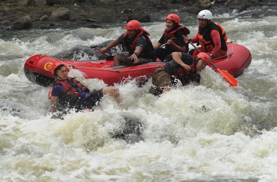 Serunya arung jeram di Sungai Cianten