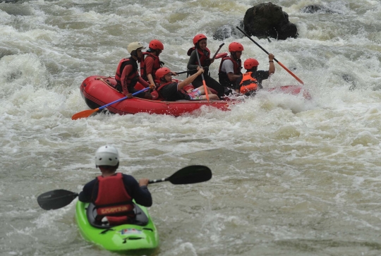 Serunya arung jeram di Sungai Cianten