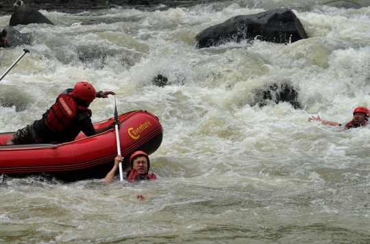 Serunya arung jeram di Sungai Cianten