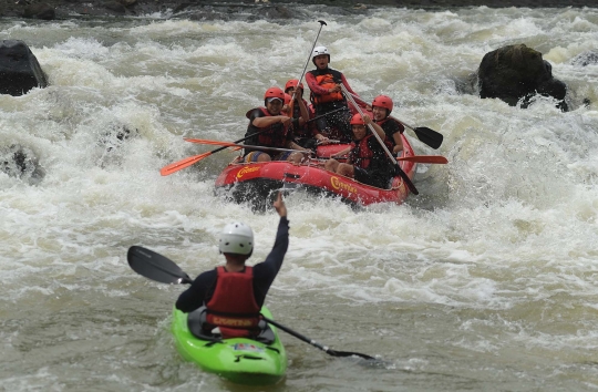 Serunya arung jeram di Sungai Cianten