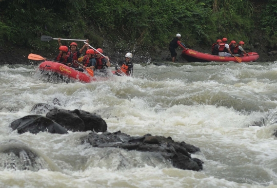 Serunya arung jeram di Sungai Cianten