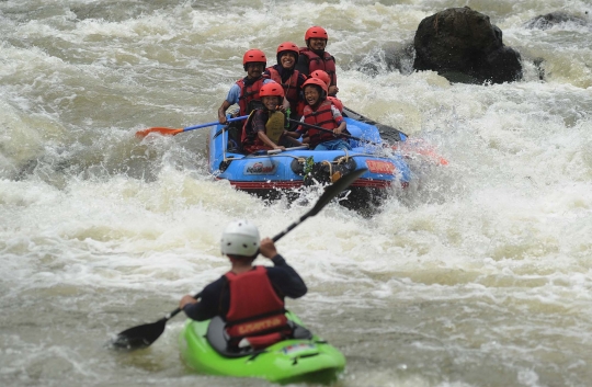 Serunya arung jeram di Sungai Cianten