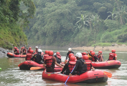 Serunya arung jeram di Sungai Cianten