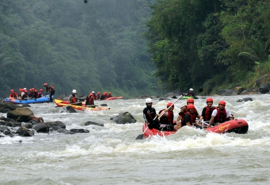 Serunya arung jeram di Sungai Cianten