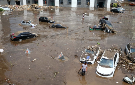 Kacau-balau kota di China usai diterjang banjir bandang