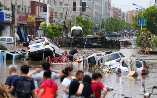 Kacau-balau kota di China usai diterjang banjir bandang