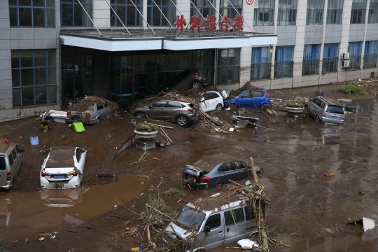 Kacau-balau kota di China usai diterjang banjir bandang