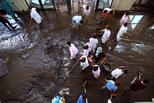 Kacau-balau kota di China usai diterjang banjir bandang