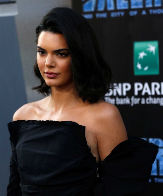 Seksi, Kendall Jenner jadi sorotan kamera di Los Angeles