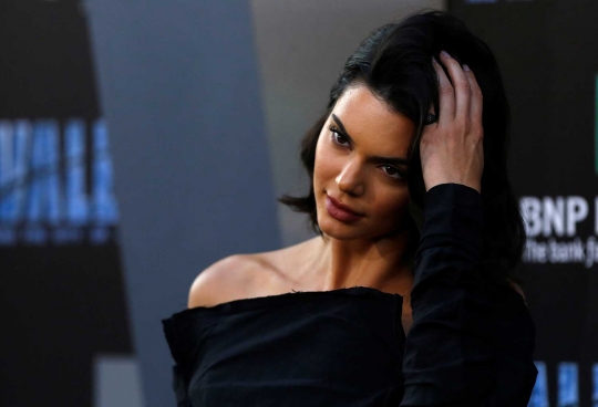 Seksi, Kendall Jenner jadi sorotan kamera di Los Angeles