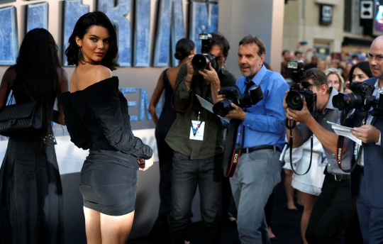 Seksi, Kendall Jenner jadi sorotan kamera di Los Angeles