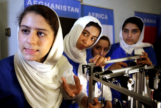 Bahagianya remaja putri Afghanistan bisa ikut lomba robot di AS