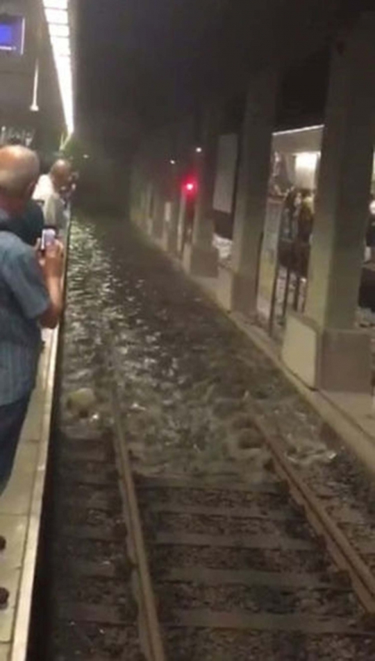 Momen menegangkan banjir terjang stasiun kereta bawah tanah Turki