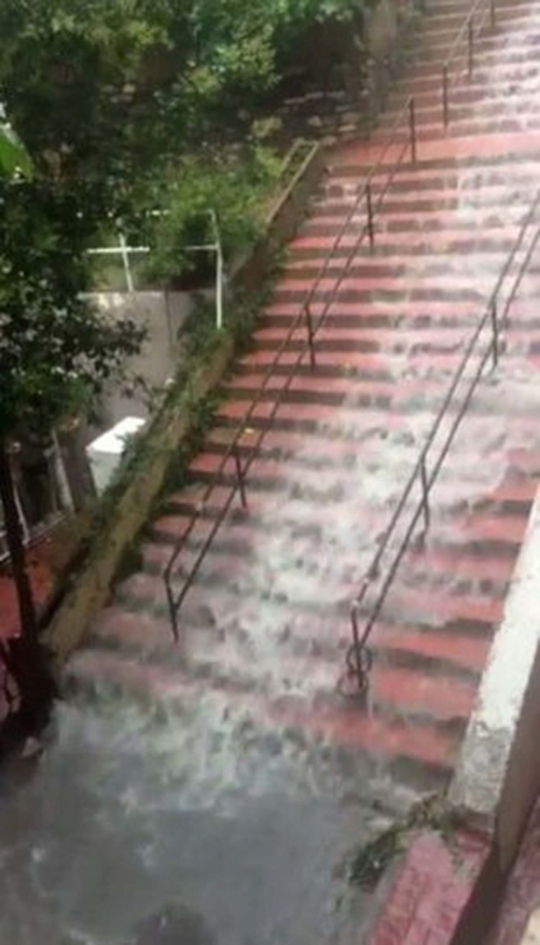 Momen menegangkan banjir terjang stasiun kereta bawah tanah Turki
