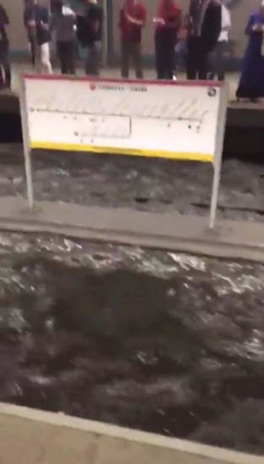 Momen menegangkan banjir terjang stasiun kereta bawah tanah Turki
