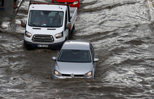 Momen menegangkan banjir terjang stasiun kereta bawah tanah Turki