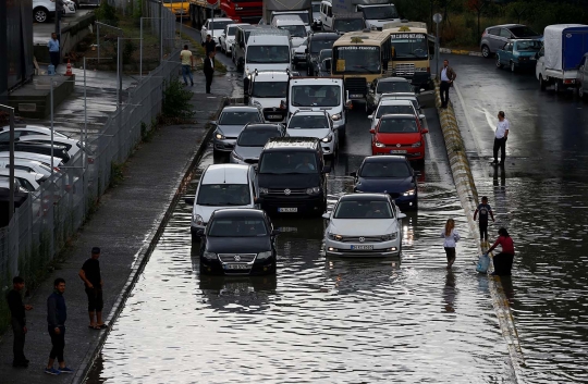 Momen menegangkan banjir terjang stasiun kereta bawah tanah Turki