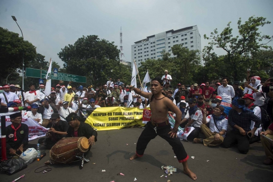 Atraksi debus warnai demo revisi UU ANS di Istana Merdeka