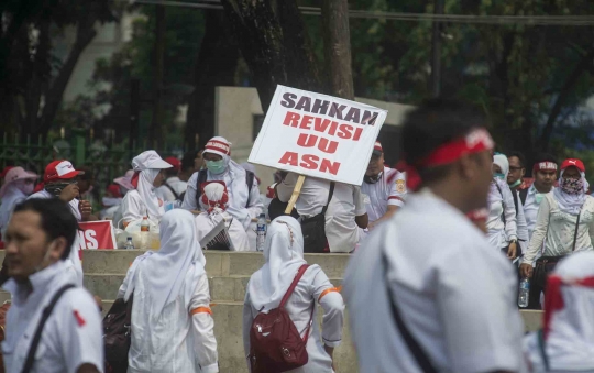 Atraksi debus warnai demo revisi UU ANS di Istana Merdeka