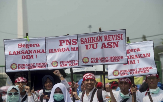 Atraksi debus warnai demo revisi UU ANS di Istana Merdeka