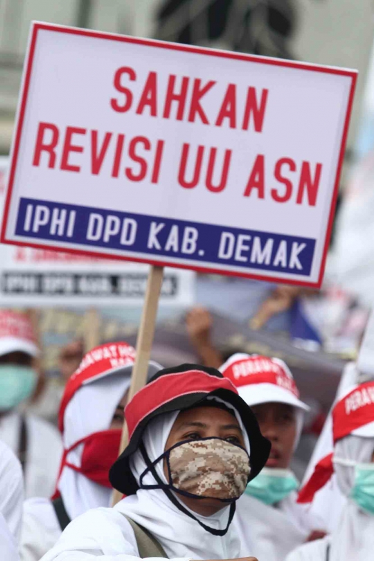 Atraksi debus warnai demo revisi UU ANS di Istana Merdeka