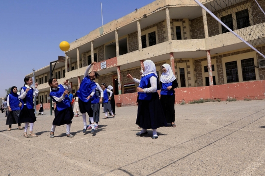 Meratapi anak sekolah di Mosul duduk satu meja berempat