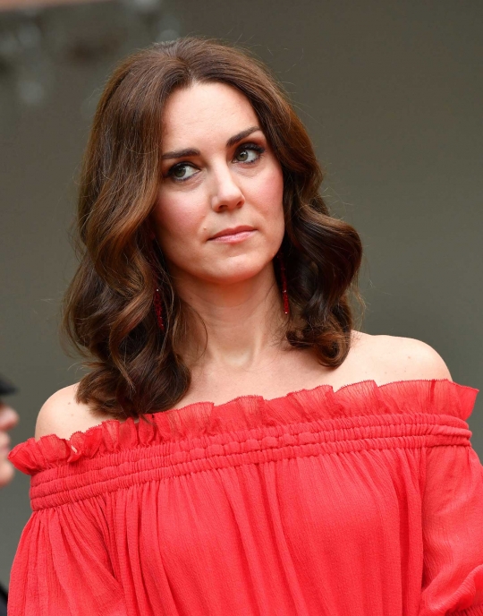 Bergaun merah, Kate Middleton tampil seksi di Jerman