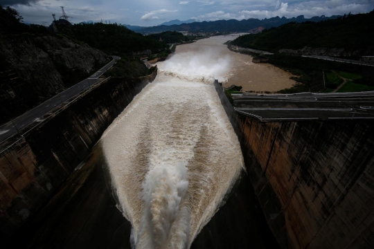 Dahsyatnya semburan air bendungan di Vietnam jadi tontonan warga